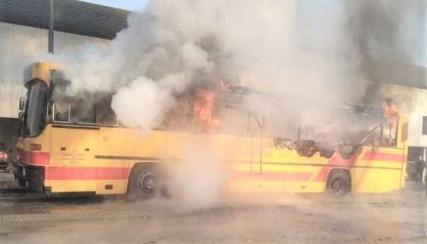 Izgorio autobus u Lukavcu, oštećena i dva automobila