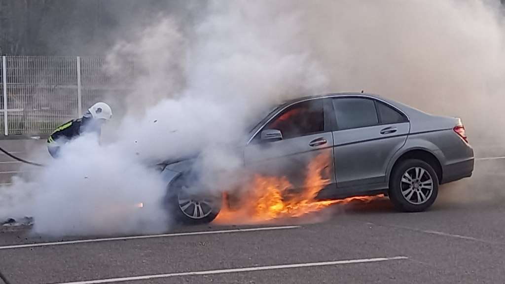 Izgorio automobil u Tuzli, nije bilo povrijeđenih osoba
