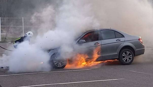 Izgorio automobil u Tuzli, nije bilo povrijeđenih osoba