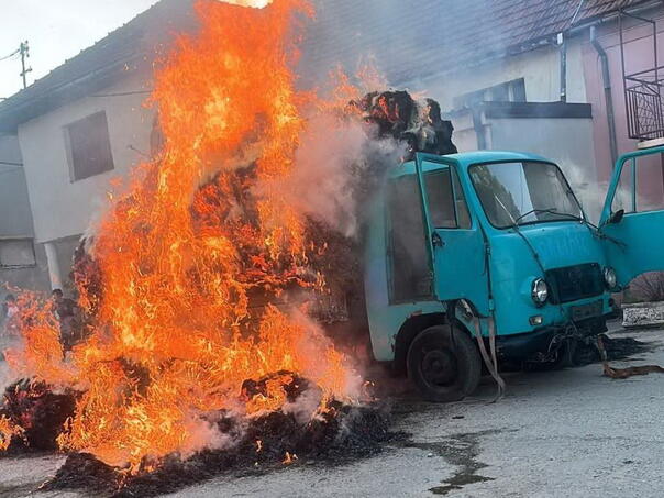 Izgorio kamion sa sijenom u Šujici