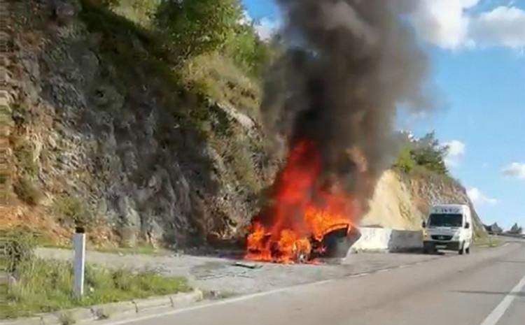 Izgorio Mercedes na Kvanju, vatra se proširila na brdo iznad ceste