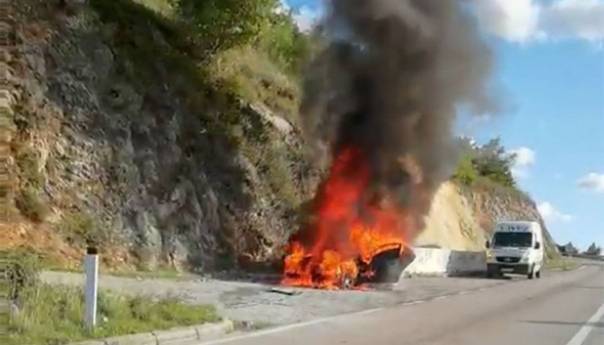 Izgorio Mercedes na Kvanju, vatra se proširila na brdo iznad ceste
