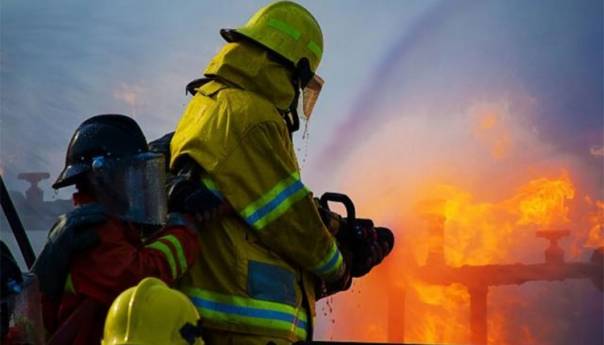 Izgorio pomoćni objekat, stoka i traktor