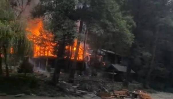 Izgorio rafting kamp na obali Tare