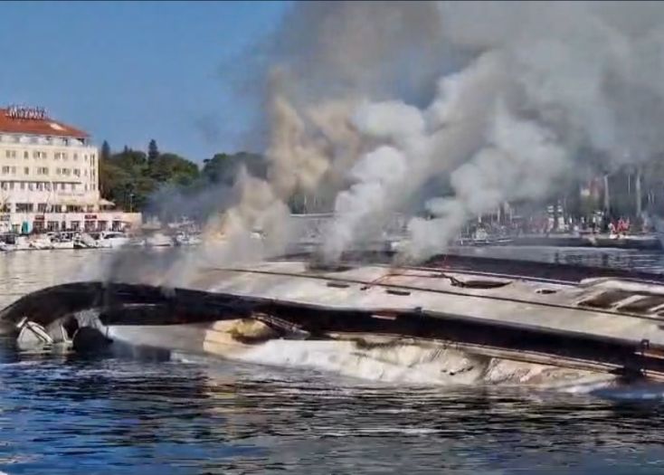 Izgorjela luksuzna jahta u centru Makarske, gasilo je sedam vatrogasnih vozila