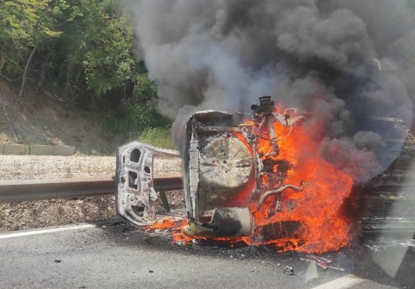 Izgorjelo vozilo na putu Vogošća-Srednje