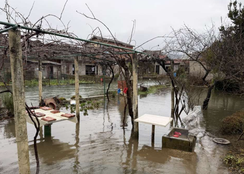 Izlijevanje vode ugrozilo kuću u Jablanici, odron u Glodnici