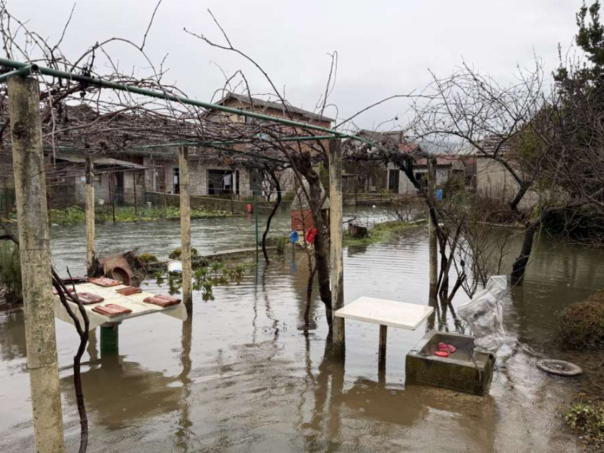 Izlijevanje vode ugrozilo kuću u Jablanici, odron u Glodnici