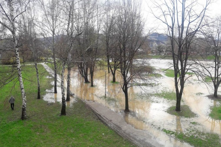 Izlile se Bosna i Željeznica, poplavljeni i pomoćni objekti