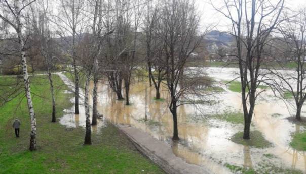 Izlile se Bosna i Željeznica, poplavljeni i pomoćni objekti