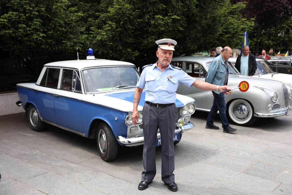 Izložba starih automobila u Sarajevu - Đevad Vereget iz Osijeka dovezao milicionerskog 'tristaća'