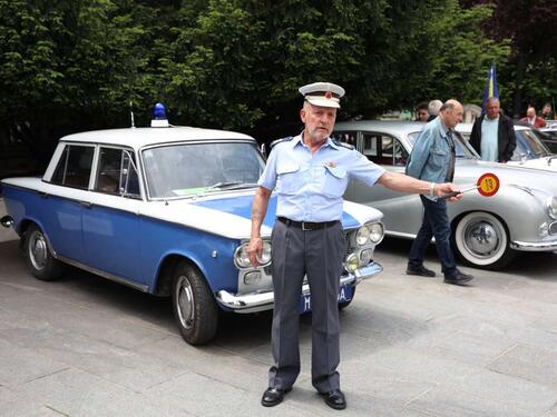 Izložba starih automobila u Sarajevu - Đevad Vereget iz Osijeka dovezao milicionerskog 'tristaća'