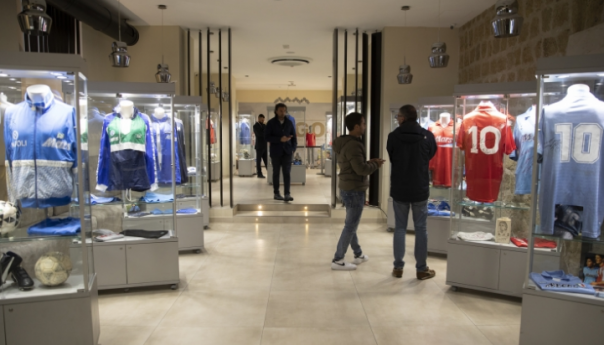 Izložba stvari argentinske fudbalske legende Maradone