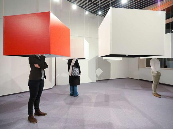 Izložba 'Unutar četiri zida' progovara o fizičkom i mentalnom nasilju iza zidova domova