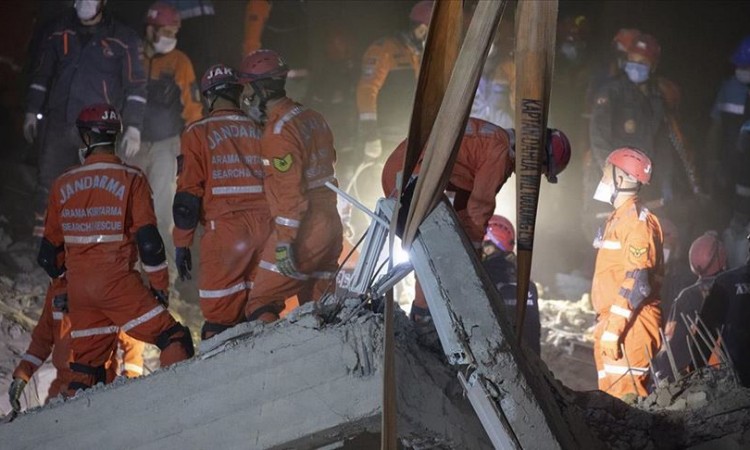 Izmir: Ispod ruševina spašen 55-godišnji muškarac