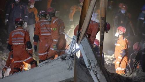 Izmir: Ispod ruševina spašen 55-godišnji muškarac