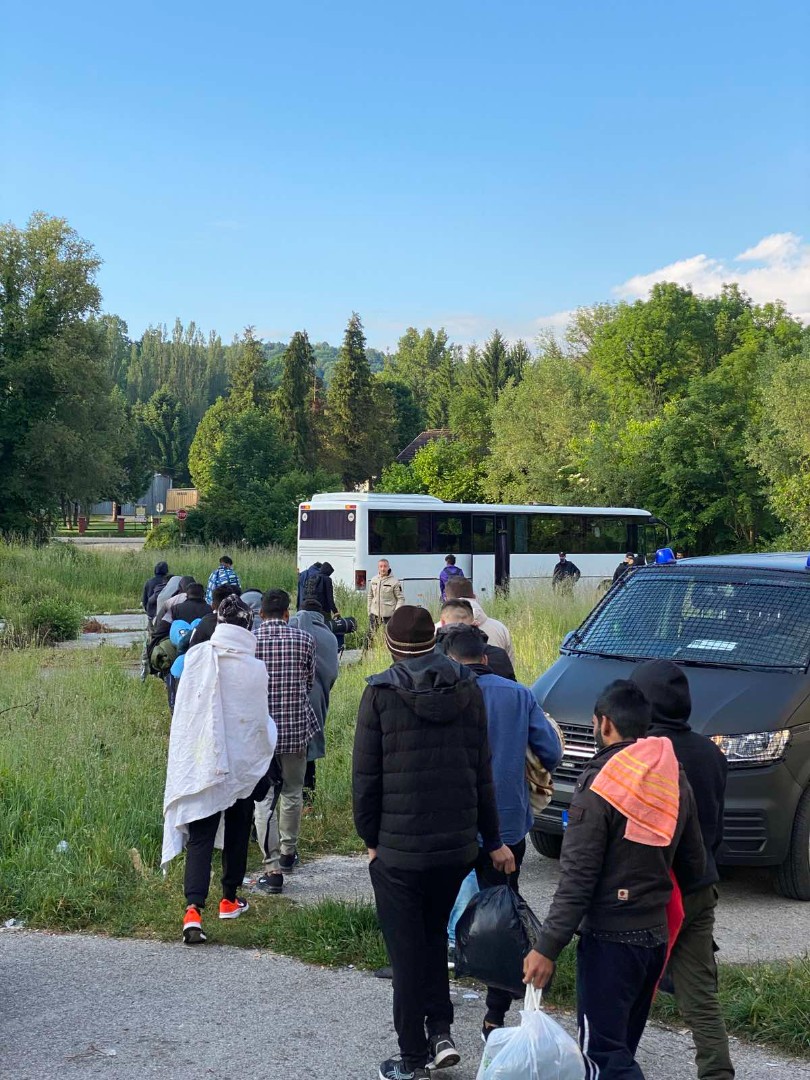 Sa četiri lokacije izmještena 62 migranta u kamp 'Lipa'