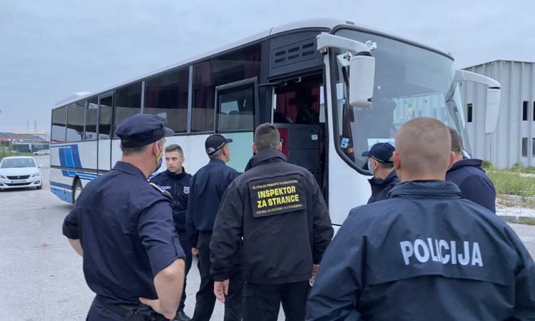 Izmješteni migranti iz napuštenih objekata na području Bihaća u centar 'Lipa'