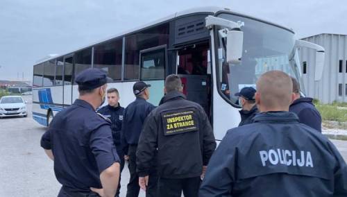 Izmješteni migranti iz napuštenih objekata na području Bihaća u centar 'Lipa'