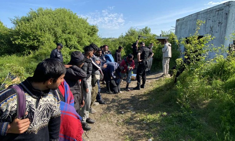 Izmješteno 160 migranata s dvije lokacije na području Cazina