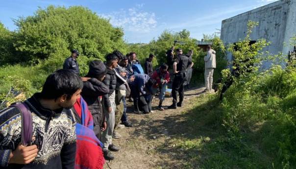 Izmješteno 160 migranata s dvije lokacije na području Cazina