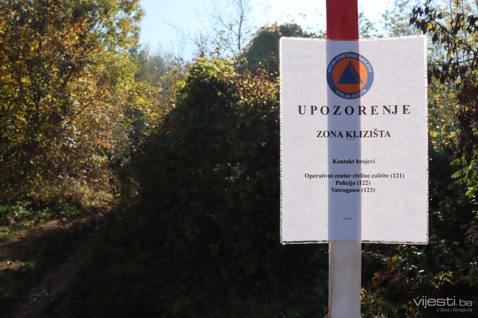 Iznad lokaliteta 'Curine njive-igralište' i dalje prisutne duboke pukotine, dolazi do oticanja vode