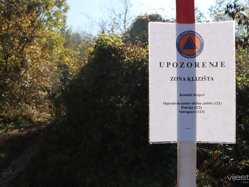 Iznad lokaliteta 'Curine njive-igralište' i dalje prisutne duboke pukotine, dolazi do oticanja vode