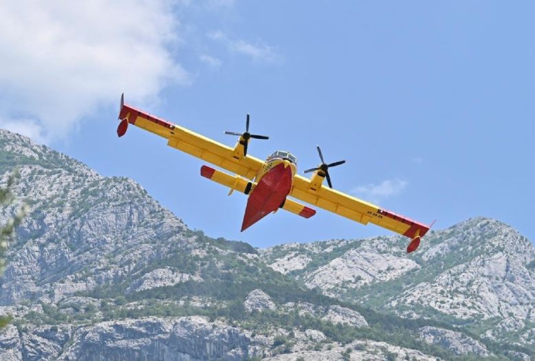Iznad Trogira izbio veliki požar, gase ga kanaderi