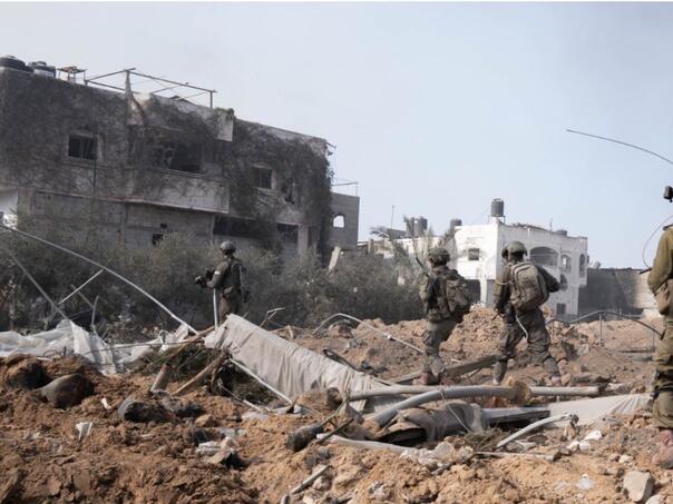 Izrael napada Hamas u tunelima nakon što je opkolio Gazu