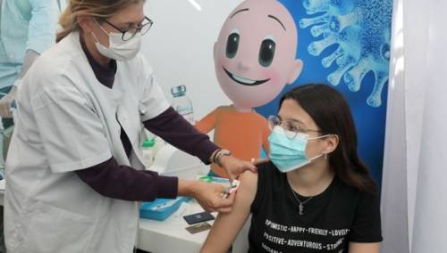 Izrael obustavio međunarodne letove, počela vakcinacija i tinejdžera