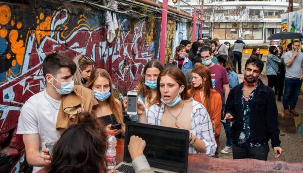 Izrael ponovno uvodi maske u zatvorenom