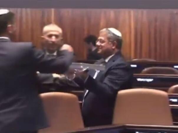 Izrael uveo smrtnu kaznu za Palestince: Ministar Ben Gvir slavio uz baklave