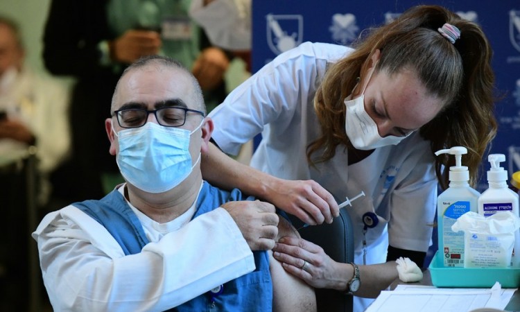 Izrael započeo s vakcinacijom palestinskih radnika