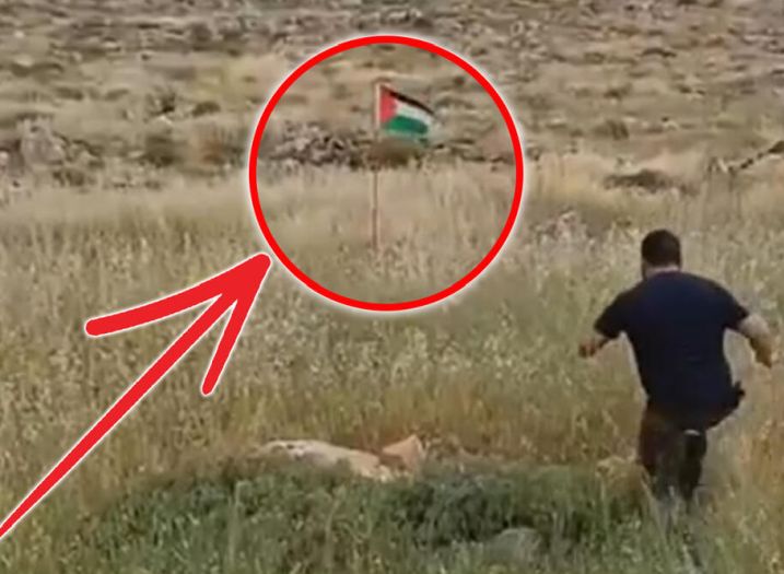 Izraelac krenuo da ukloni palestinsku zastavu, ali to mu je bila velika greška