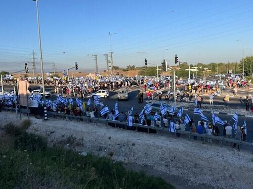 Izraelci blokirali ceste i palili gume: Protest simbolično započeo u 6:29 sati