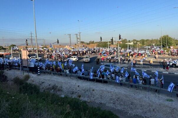 Izraelci blokirali ceste i palili gume: Protest simbolično započeo u 6:29 sati