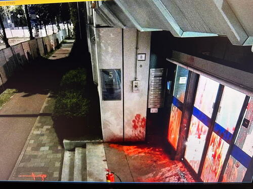 Izraelska ambasada u Holandiji išarana crvenom bojom, razbijena stakla