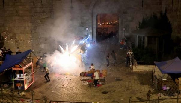 Izraelska policija i večeras napala Palestince