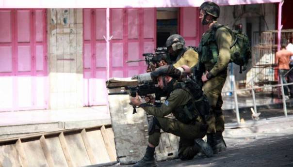 Izraelska vojska ubila naoružanog Palestinca i Palestinku