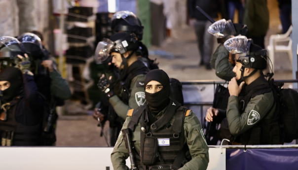 Izraelske snage upale u Al-Aksu, napale vjernike nakon molitve