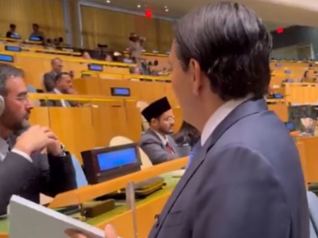 Izraelski ambasador prišao iranskom diplomati i provocirao ga Starlink uređajem
