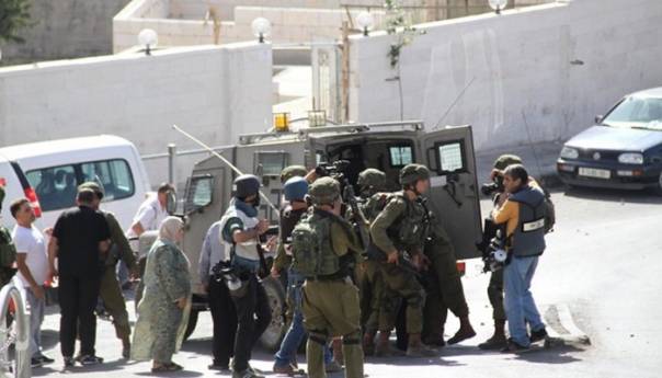 Izraelski vojnici pucali i ranili četvoricu Palestinaca u izbjegličkom kampu