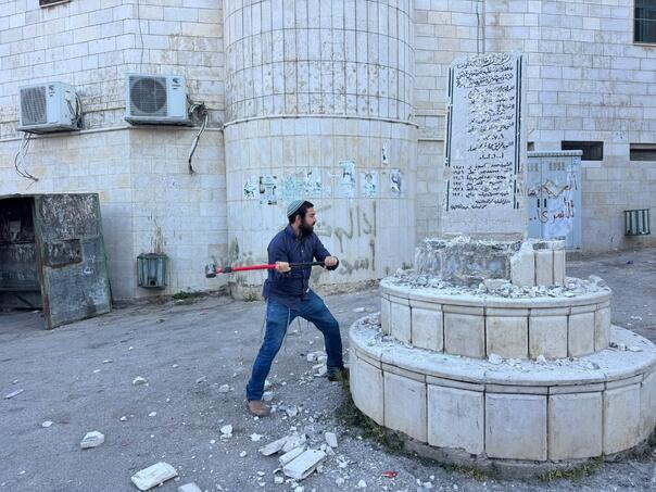 Izraelski zastupnik uzeo malj i porušio palestinski spomenik: Vojnici stajali i gledali