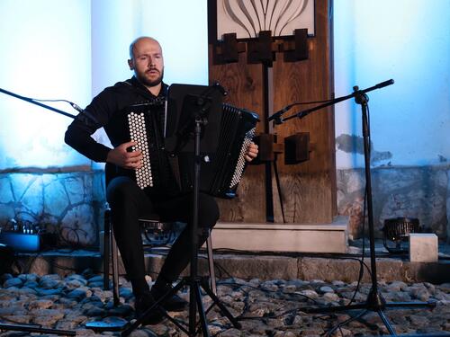 Izveden koncert na harmonici Azmira Halilovića u Velikoj avliji Laure Papo Bohorete