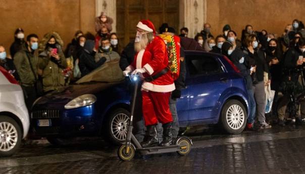 Izvinjenje crkve u Italiji nakon što je biskup rekao djeci da Djed Mraz ne postoji