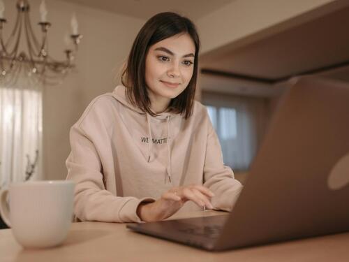 Izvinjenje, ljubav i raskid: Generacija Z sve češće to prepušta AI‐ju