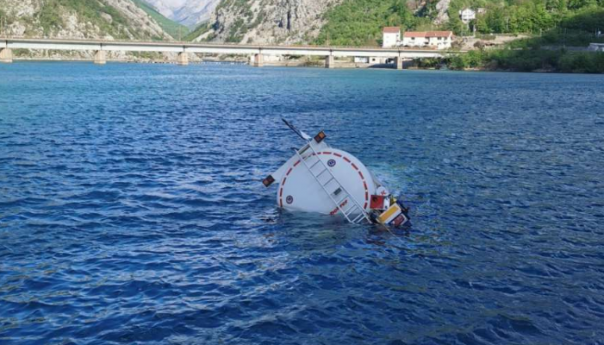 Izvlačenje cisterne iz akumulacije u Drežnici, dosad nafta nije curila u jezero