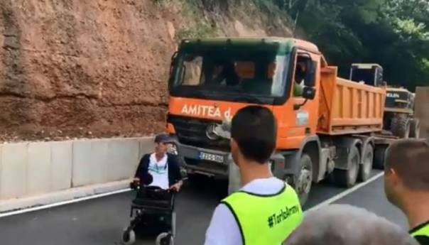 Izvođači stigli, učesnici protesta protiv gradnje stali ispred mašina