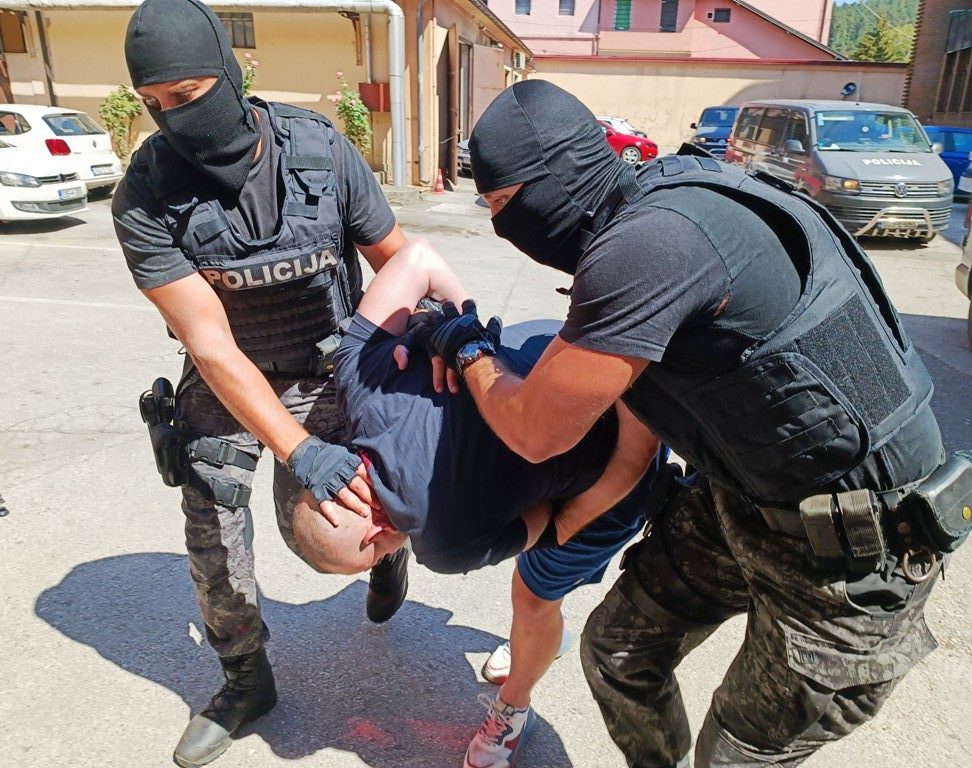 Izvršeni pretresi na 10 lokacija u Tuzli i Živinicama, pet lica uhapšeno