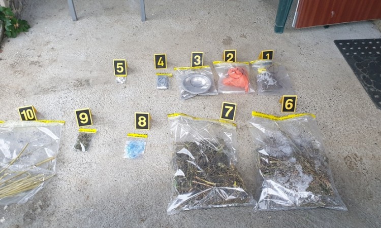 Izvršenim pretresom u Tešnju pronađeno oko 1,5 kg opojne droge
